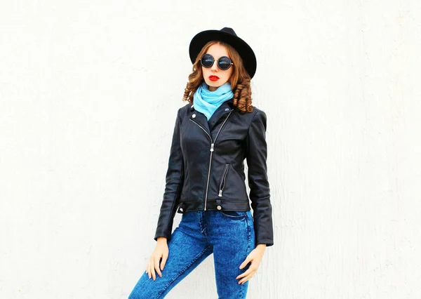 Модна молода жінка модель позує в чорно-роковій куртці, капелюсі — стокове фото