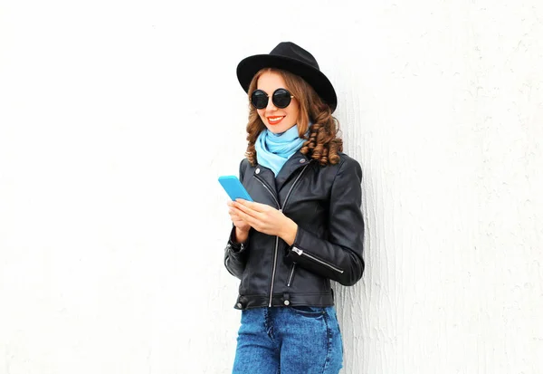 Mode jonge lachende vrouw met behulp van smartphone dragen zwarte steen — Stockfoto