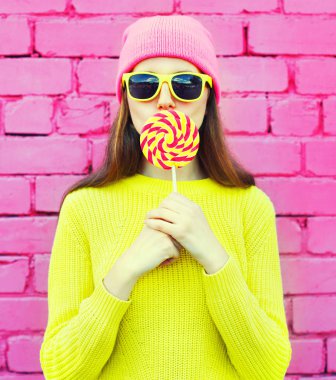 Moda portre renkli pi üzerinde lolipop güzel kızla