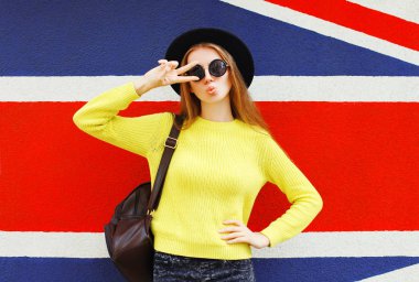 Renkli backg eğleniyor portre harika kız moda