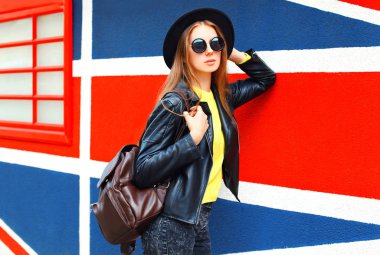 Moda portre genç kadın modeli renkli arka plan üzerinde