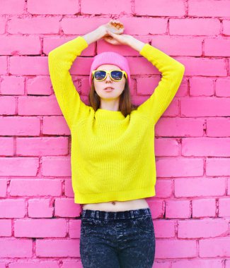 Moda portre genç kadın üzerinde renkli pembe poz bac tuğla