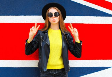 Moda güzel kadın modeli c eğleniyor siyah rock tarzı