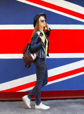 Siyah rock tarzı renkli bac üzerinde genç ve güzel kadın moda
