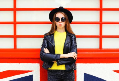 Üzerinde siyah rock tarzı poz giyen genç ve güzel kadın moda 