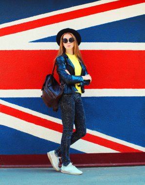 Siyah rock tarzı renkli ba şehri adlı genç kadın moda