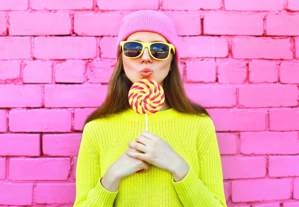 Retrato de moda chica cool con piruleta sobre bric rosa colorido — Foto de Stock