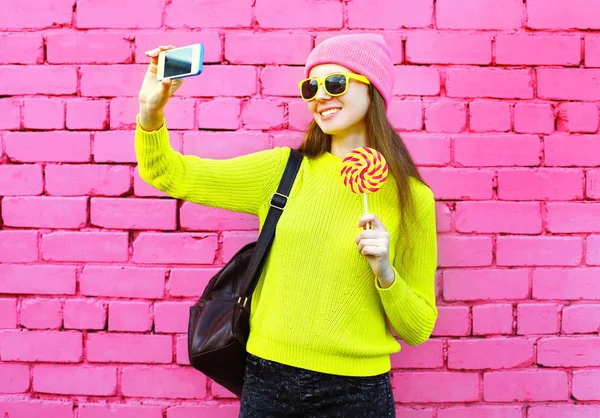 Uśmiechnięte dziewczyny moda biorąc zdjęcie selfie portret przy użyciu smartpho — Zdjęcie stockowe