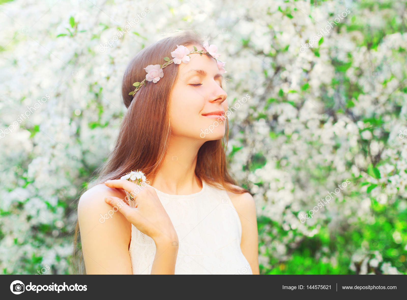 Porträt niedliche Frau mit blumigem Stirnband genießen Duft Frühling f -  Stockfotografie: lizenzfreie Fotos © Rohappy 144575621 | Depositphotos