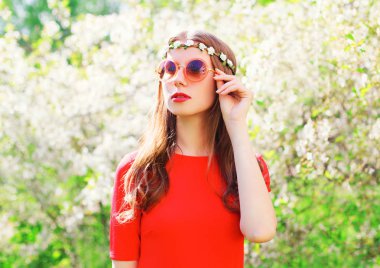 Moda portre çiçekli Bahçe ba güzel hippi kadın