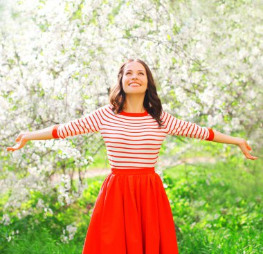 Mutlu oldukça gülümseyen kadın koku çiçekler bahar ga üzerinde zevk