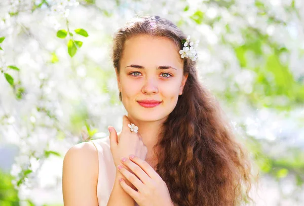 Ritratto bella giovane donna con fiori sopra il giardino primaverile b — Foto Stock