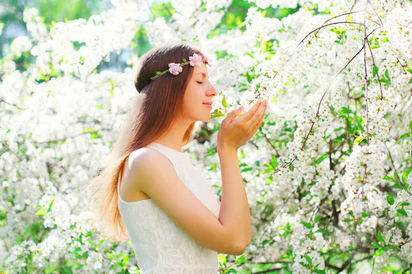 Belle jeune femme avec bandeau floral bénéficiant d'une odeur de printemps — Photo