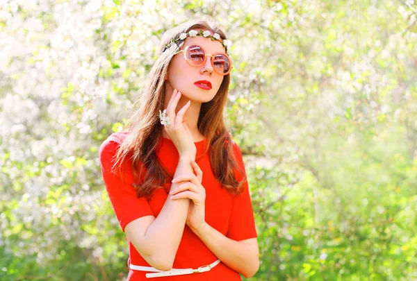 Moda bela hippie mulher sobre floração jardim fundo — Fotografia de Stock