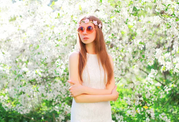 Moda bela jovem sobre floração jardim fundo — Fotografia de Stock