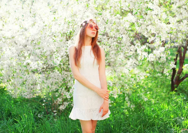 Moda bela jovem sobre floração jardim fundo o — Fotografia de Stock