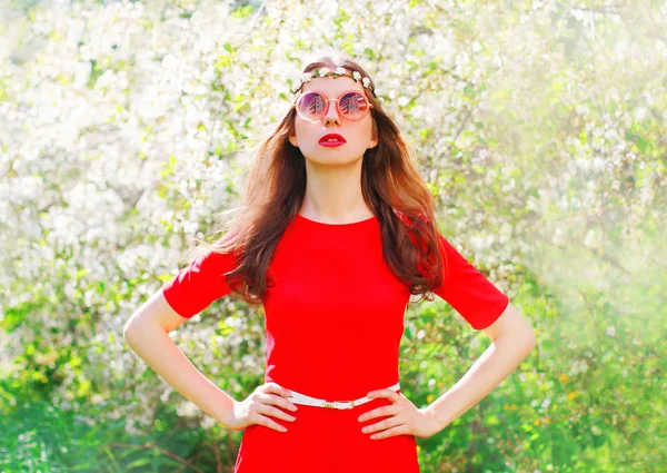 Moda piękny portret pięknie hippie młoda kobieta nad kwitnienia gar — Zdjęcie stockowe