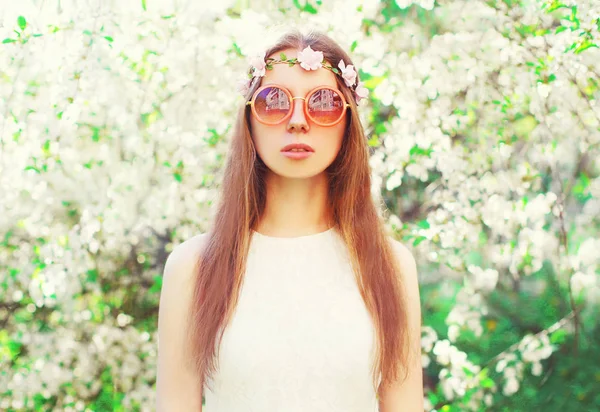 Mode portret mooi hippie jonge vrouw over bloeiende whi — Stockfoto
