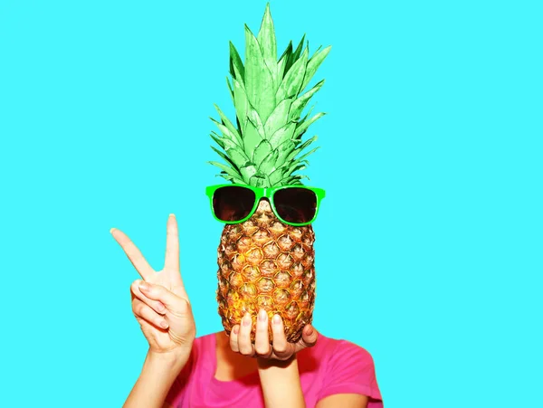Модний портрет жінки і ананас з сонцезахисними окулярами приховує голову — стокове фото