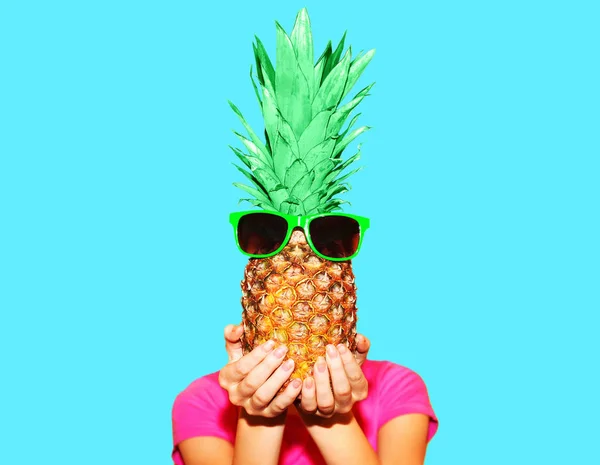 Модний портрет жінки і ананас з сонцезахисними окулярами над кольором — стокове фото