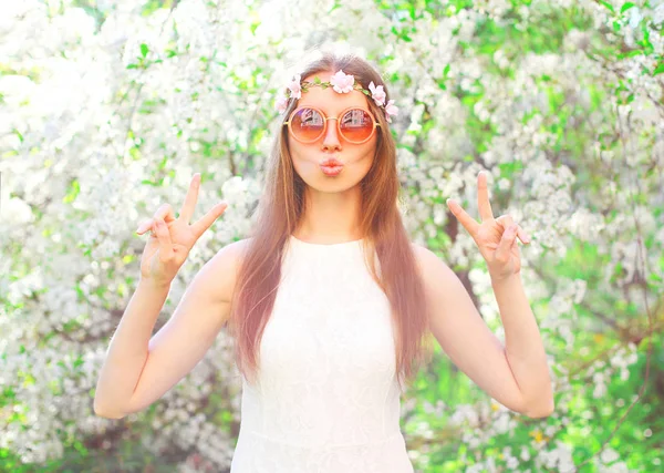 Moda menina hippie muito legal se divertindo sobre jardim florido — Fotografia de Stock