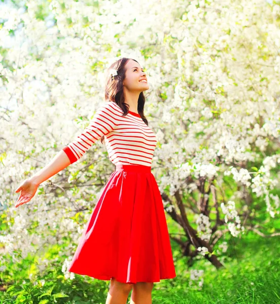 Feliz bonita mujer disfrutando de flores de olor sobre primavera jardín bac — Foto de Stock