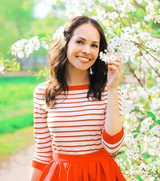 Retrato feliz sonriente mujer en primavera flores jardín — Foto de Stock