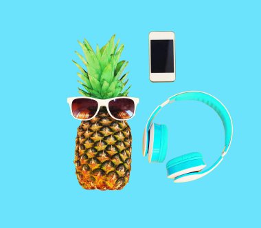 Moda ananas ile güneş gözlüğü ve kulaklık smartphone üzerinde