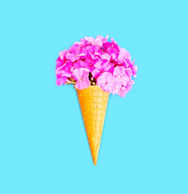 Dondurma külahı çiçekli mavi arka plan üstten görünüm üzerinde