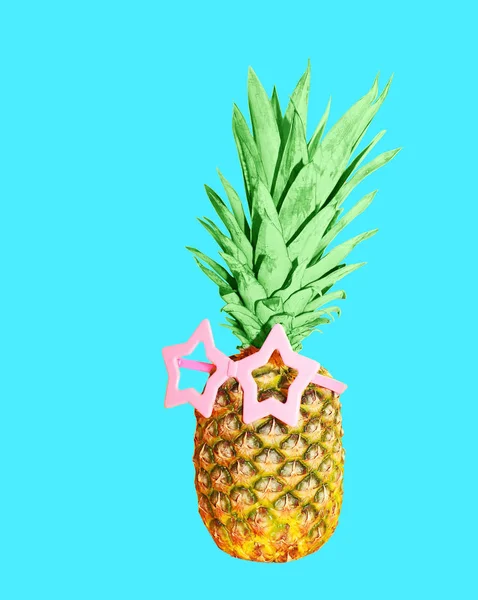 Ananas con occhiali da sole rosa su sfondo blu, anan colorato — Foto Stock