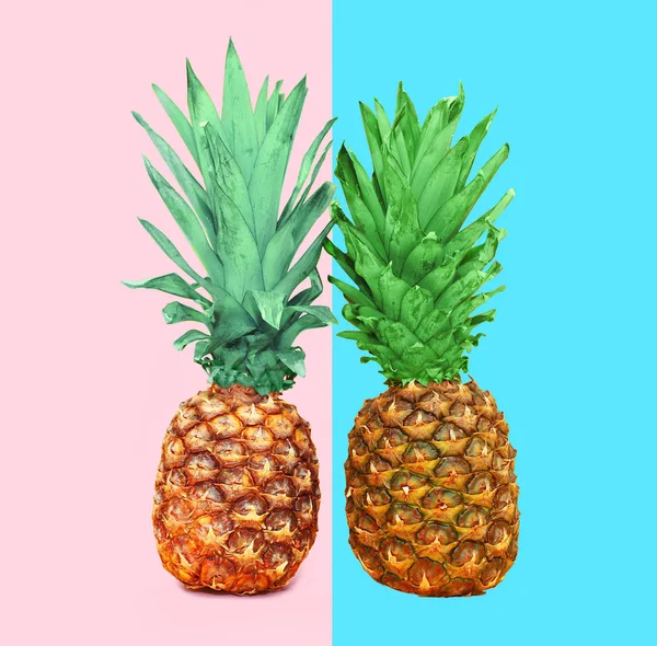 Dua buah nanas pada warna-warni latar belakang biru muda, ananas pho — Stok Foto