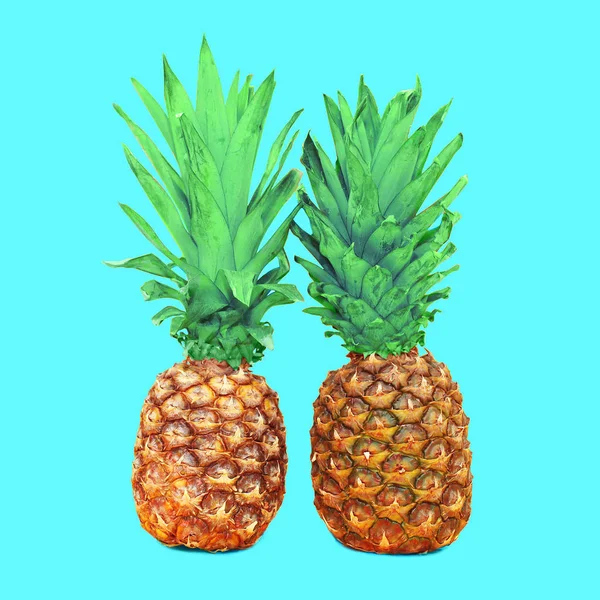 Два ананаса на красочном голубом фоне, фото ананасов — стоковое фото
