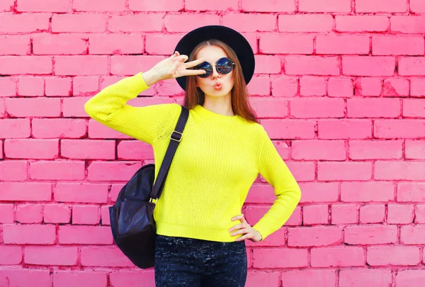Mooie vrouw die van de portret mode dragen een zwarte hoed en gele kni — Stockfoto