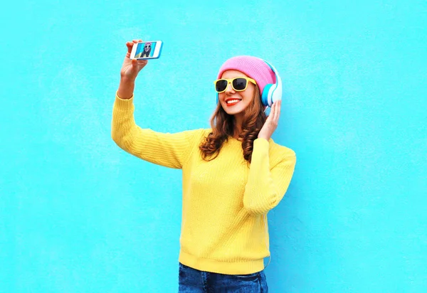 Moda chica cool en auriculares escuchando música tomando fotos mak — Foto de Stock