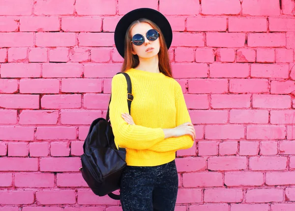 Mujer retrato de moda con un sombrero negro y amarillo de punto sw —  Fotos de Stock