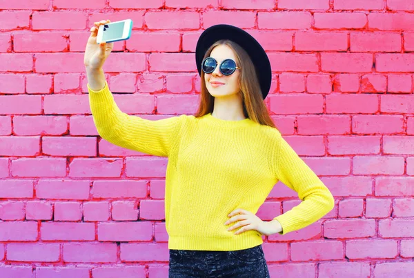 Moda menina sorrindo tirar foto fazendo retrato selfie no — Fotografia de Stock