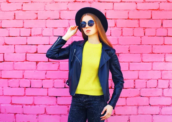 Mujer de moda con sombrero negro y sudor de punto amarillo rjacke — Foto de Stock