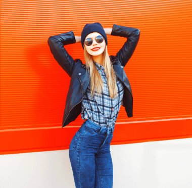 Moda portre sarışın güzel gülümseyen kadın rock siyah St