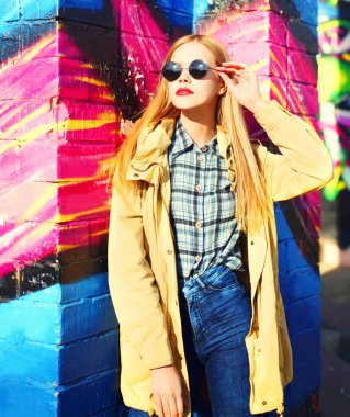 Moda portre şehirde poz güzel sarışın kadın