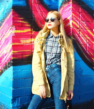 Moda portre güzel sarışın genç kadın şehirde poz