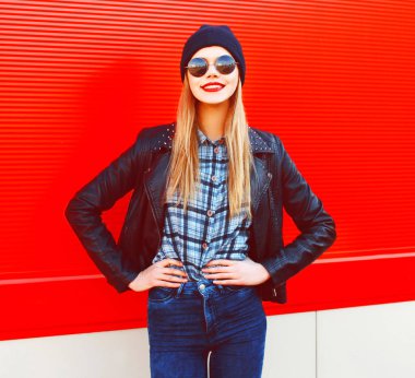 Moda portre sarışın gülümseyen kadın siyah rock tarzı bir r