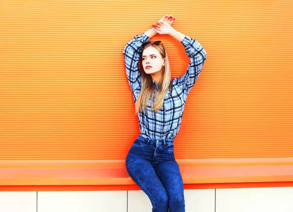 Moda bela loira mulher magra posando em uma laranja colorida — Fotografia de Stock