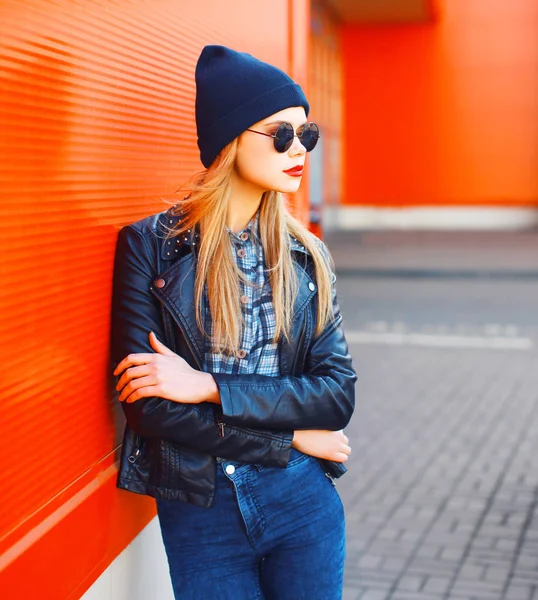 Retrato de moda hermosa mujer rubia en el estilo de rock negro en un —  Fotos de Stock