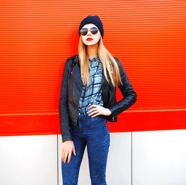 Retrato de moda bela mulher loira em estilo rock preto em r — Fotografia de Stock