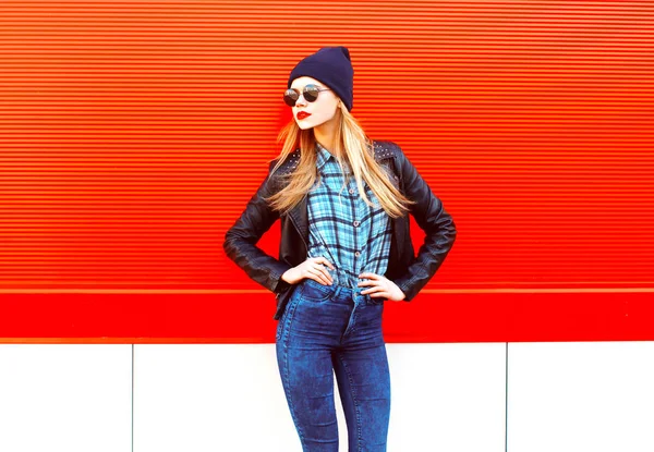 Retrato de moda bela mulher loira em estilo rock preto sobre — Fotografia de Stock