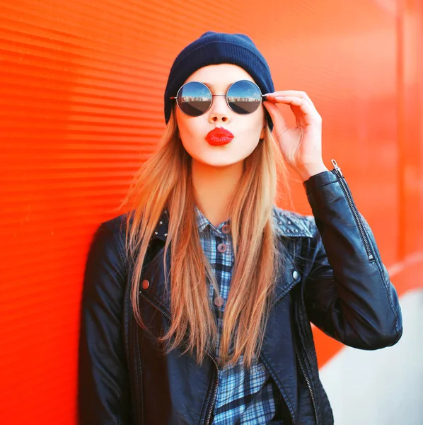 Retrato de moda hermosa mujer rubia envía aire beso soplando r — Foto de Stock