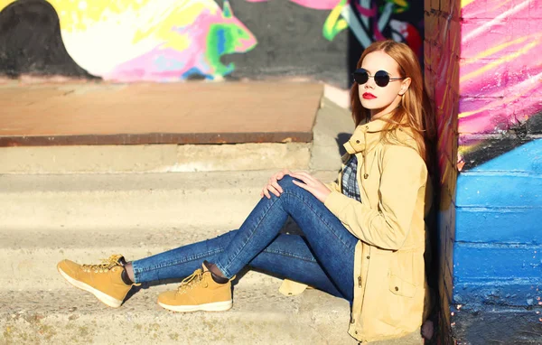 Modeporträt blonde hübsche junge Frau sitzt in der Stadt über — Stockfoto