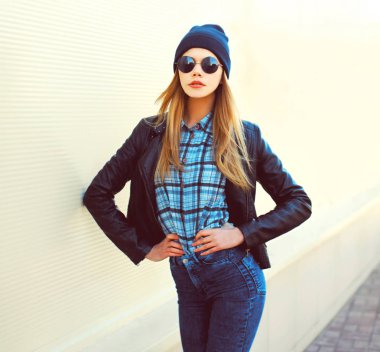 Moda portre güzel sarışın kadın Rock siyah stil 