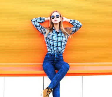 Renkli portakal adam üzerinde poz güzel sarışın kız moda