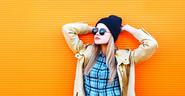 Модный портрет блондинки в черных солнцезащитных очках и шляпе на с
